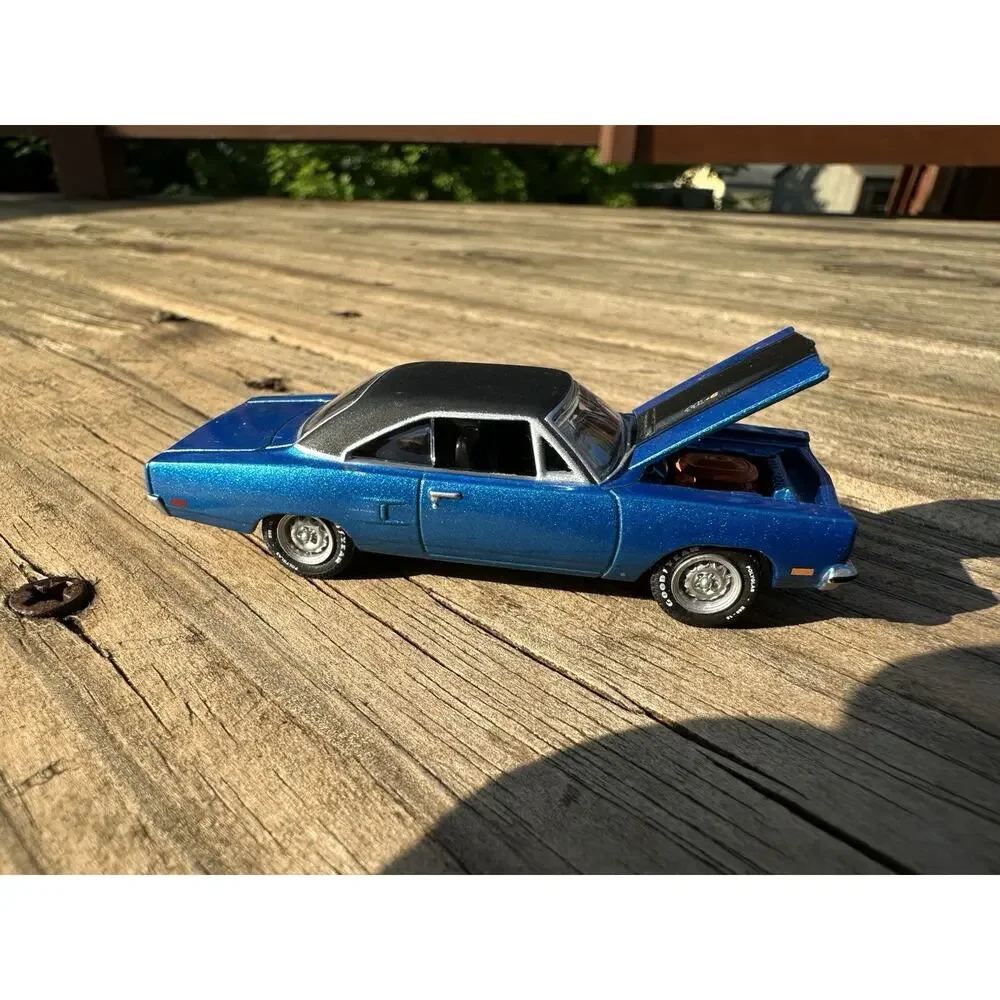 Greenlight Muscle Car Garage Collection 1970 Plymouth Road Runner Hemi Blue